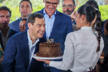 El presidente del PP de Andalucía y candidato a la reelección a la Junta, Juanma Moreno, recibe una tarta por su 55 cumpleaños tras el acto electoral ‘Diálogo Estratégico. La Nueva Andalucía�