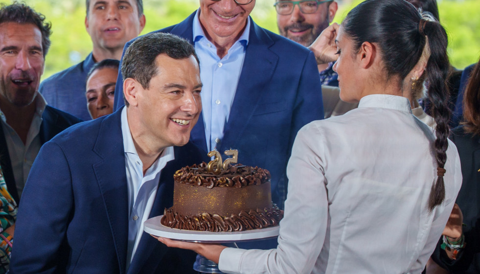 El presidente del PP de Andalucía y candidato a la reelección a la Junta, Juanma Moreno, recibe una tarta por su 55 cumpleaños tras el acto electoral ‘Diálogo Estratégico. La Nueva Andalucía�