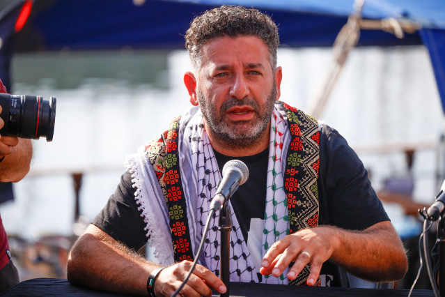 Archivo - El coordinador de la Global Sumud Flotilla, Saif Abukeshek, durante una rueda de prensa antes de la despedida a la Global Sunat Flotilla en el Puerto de Barcelona, a 31 de agosto de 2025, en Barcelona, Catalunya (España).