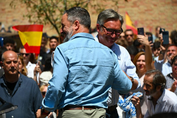 Santiago Abascal y Manuel Gavira se saludan en el acto de campaña celebrado en Jaén.