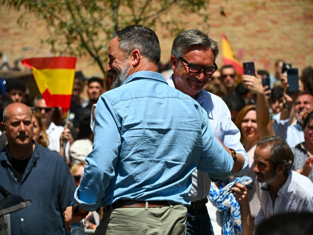Santiago Abascal y Manuel Gavira se saludan en el acto de campaña celebrado en Jaén.