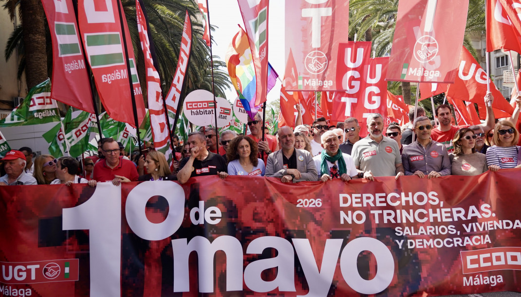 El secretario general de CCOO, Unai Sordo (6d), junto al secretario general de UGT, Pepe Álvarez (5d), tras la pancarta que abre la manifestación convocada en Málaga con motivo del 1 de mayo.