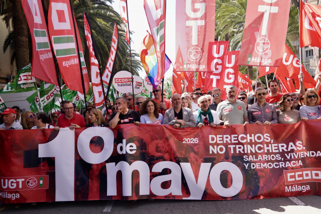 El secretario general de CCOO, Unai Sordo (6d), junto al secretario general de UGT, Pepe Álvarez (5d), tras la pancarta que abre la manifestación convocada en Málaga con motivo del 1 de mayo.