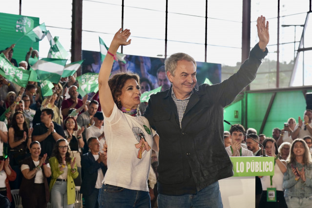 La secretaria general del PSOE-A y candidata a la presidencia de la Junta de Andalucía, María Jesús Montero, y el expresidente del Gobierno José Luis Rodríguez Zapatero, en un mitin en Cártama (Málaga).