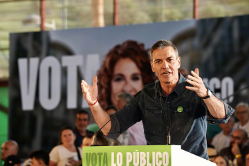 El secretario general del PSOE y presidente del Gobierno, Pedro Sánchez, interviene en un acto de campaña en Cártama (Málaga). A 1 de mayo de 2026 en Cártama, Málaga (Andalucía, España). Marí