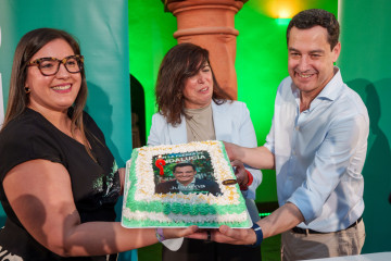 El presidente del PP de Andalucía y candidato a la reelección de la Presidencia de la Junta, Juanma Moreno, recibe una tarta por su 56 cumpleaños antes de intervenir en un acto de campaña celebrad