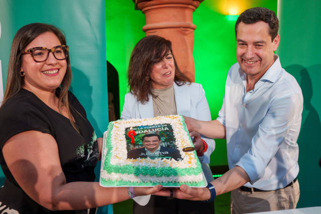 El presidente del PP de Andalucía y candidato a la reelección de la Presidencia de la Junta, Juanma Moreno, recibe una tarta por su 56 cumpleaños antes de intervenir en un acto de campaña celebrado en el municipio cordobés de Palma del Río. A 1 de mayo de