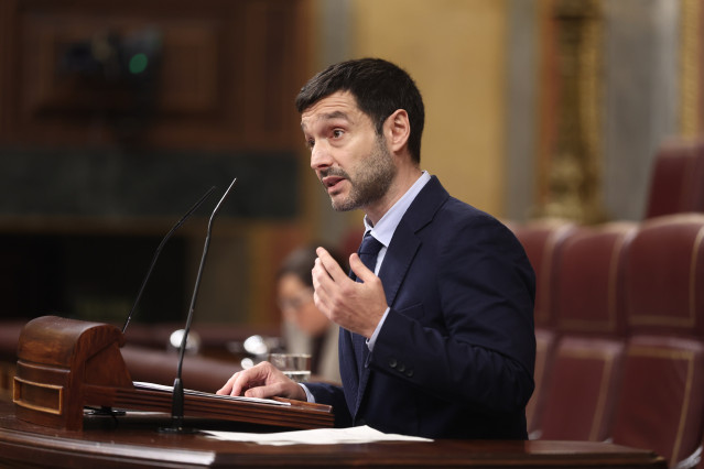 Archivo - El ministro de Derechos Sociales, Consumo y Agenda 2030, Pablo Bustinduy, durante una sesión de control al Gobierno, en el Congreso de los Diputados, a 19 de noviembre de 2025, en Madrid (España).