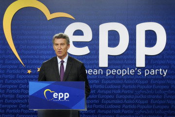 Archivo - El presidente del PP, Alberto Núñez Feijóo, durante una rueda de prensa, a 26 de junio de 2025, en Bruselas (Bélgica).