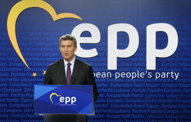 Archivo - El presidente del PP, Alberto Núñez Feijóo, durante una rueda de prensa, a 26 de junio de 2025, en Bruselas (Bélgica).