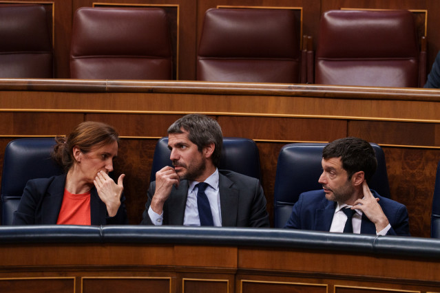 (I-D) La ministra de Sanidad, Mónica García; el ministro de Cultura, Ernest Urtasun; y el ministro de Derechos Sociales, Consumo y Agenda 2030, Pablo Bustinduy; durante una sesión plenaria en el Congreso, a 28 de abril de 2026, en Madrid (España).