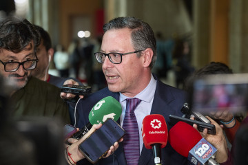 Archivo - El senador popular Alfonso Serrano atiende a los medios durante la entrega de los Reconocimientos 8 de Marzo