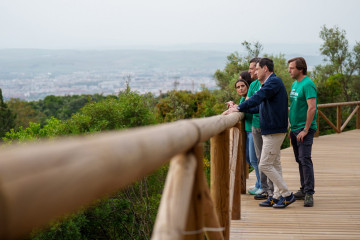 El presidente de la Junta de Andalucía y candidato del PP-A a la reelección, Juanma Moreno, este sábado durante un recorrido por el sendero de la fase 3 del Cinturón Verde de Córdoba