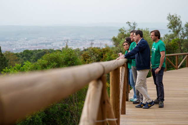 El presidente de la Junta de Andalucía y candidato del PP-A a la reelección, Juanma Moreno, este sábado durante un recorrido por el sendero de la fase 3 del Cinturón Verde de Córdoba