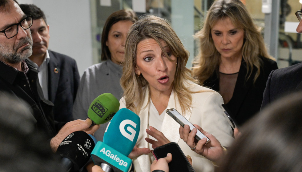 La vicepresidenta segunda del Gobierno y ministra de Trabajo y Economía Social, Yolanda Díaz, en declaraciones a los medios antes de un encuentro con cooperativas en A Coruña