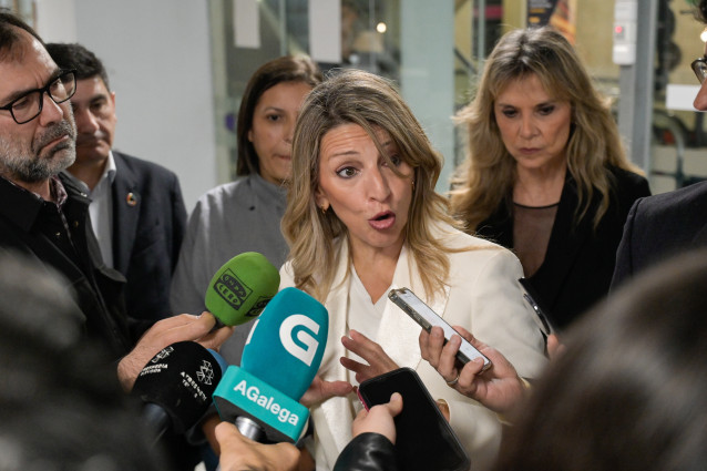 La vicepresidenta segunda del Gobierno y ministra de Trabajo y Economía Social, Yolanda Díaz, en declaraciones a los medios antes de un encuentro con cooperativas en A Coruña