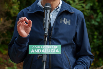 El presidente de la Junta de Andalucía y candidato a la reelección, Juanma Moreno atiende a los medios tras el recorrido por el Cinturón Verde. A 2 de mayo de 2026 en Córdoba, Andalucía (España)