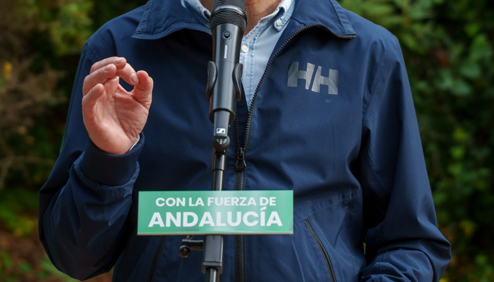 El presidente de la Junta de Andalucía y candidato a la reelección, Juanma Moreno atiende a los medios tras el recorrido por el Cinturón Verde. A 2 de mayo de 2026 en Córdoba, Andalucía (España)