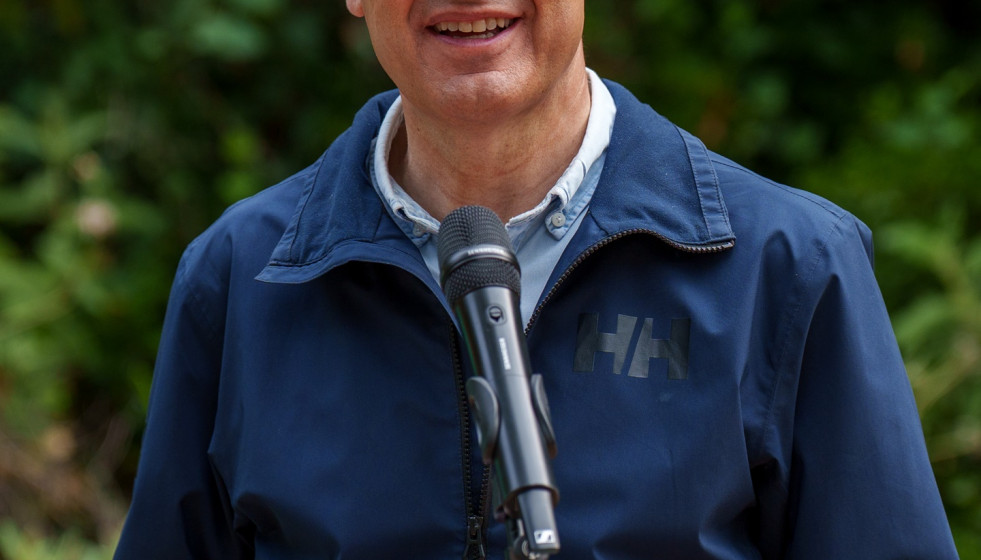 El presidente de la Junta de Andalucía y candidato a la reelección, Juanma Moreno atiende a los medios tras el recorrido por el Cinturón Verde. A 2 de mayo de 2026 en Córdoba, Andalucía (España)