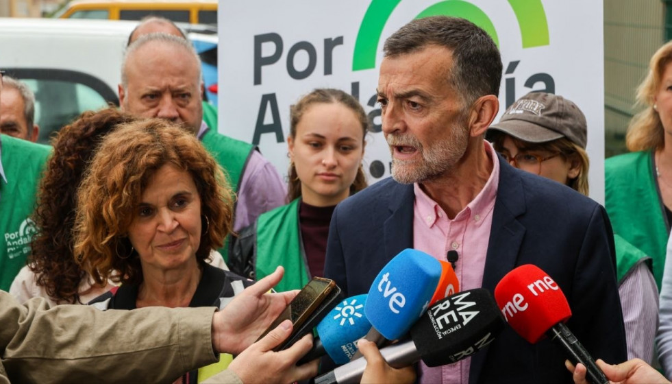 El candidato de la coalición Por Andalucía a la Presidencia de la Junta, Antonio Maíllo, en su visita a Algeciras (Cádiz).