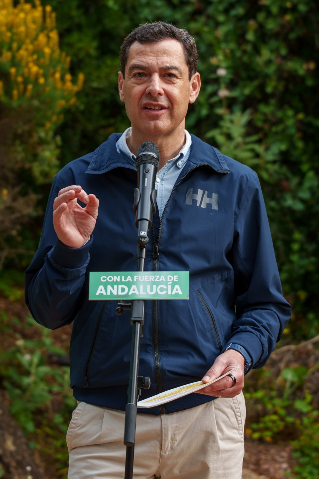 El presidente de la Junta de Andalucía y candidato a la reelección, Juanma Moreno atiende a los medios tras el recorrido por el Cinturón Verde. A 2 de mayo de 2026 en Córdoba, Andalucía (España). El presidente de la Junta de Andalucía y candidato a la ree