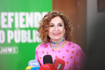 La candidata a la Presidencia de la Junta de Andalucía y secretaria general del PSOE-A, María Jesús Montero, atiente a los medios durante un encuentro sobre igualdad en Sevila. A 02 de mayo de 2026