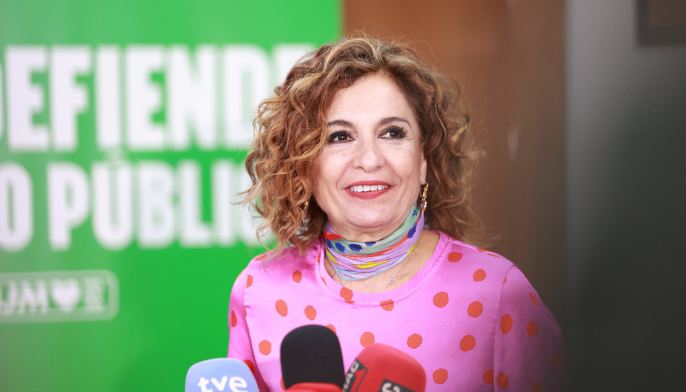 La candidata a la Presidencia de la Junta de Andalucía y secretaria general del PSOE-A, María Jesús Montero, atiente a los medios durante un encuentro sobre igualdad en Sevila. A 02 de mayo de 2026