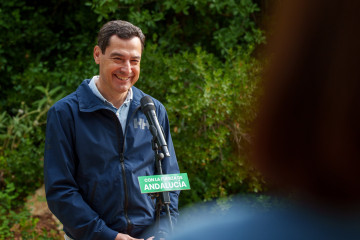 El presidente de la Junta de Andalucía y candidato a la reelección, Juanma Moreno atiende a los medios tras el recorrido por el Cinturón Verde. A 2 de mayo de 2026 en Córdoba, Andalucía (España)