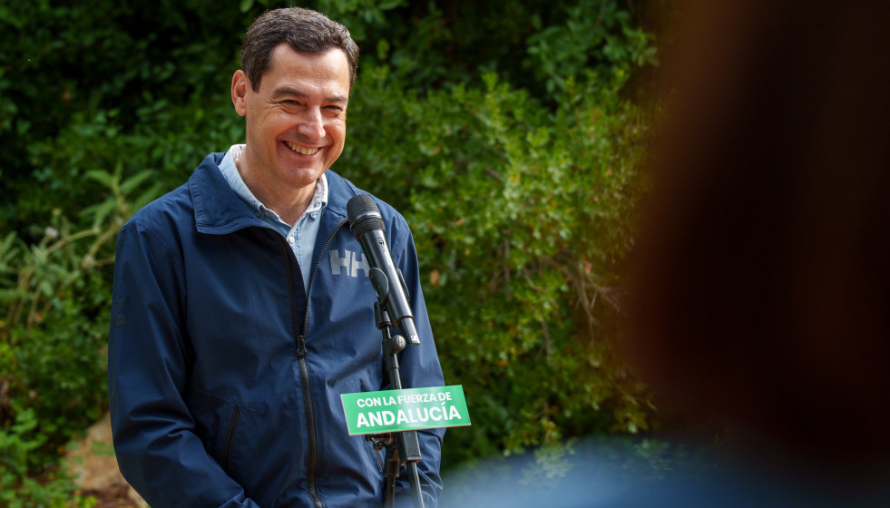 El presidente de la Junta de Andalucía y candidato a la reelección, Juanma Moreno atiende a los medios tras el recorrido por el Cinturón Verde. A 2 de mayo de 2026 en Córdoba, Andalucía (España)