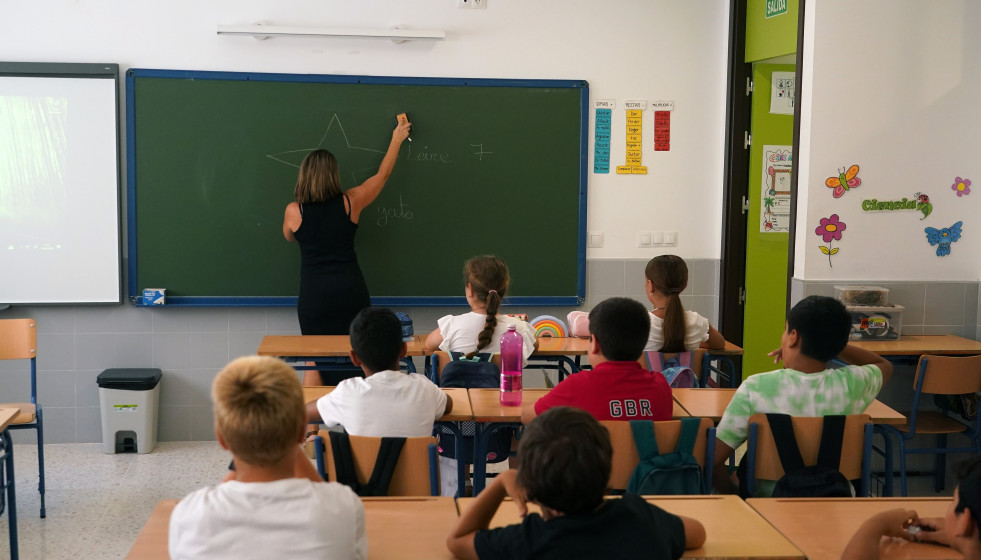 Archivo - Niños en el aula en su primer día de clase tras la vacaciones de verano, a 10 de septiembre de 2024, en Málaga, Andalucía (España).