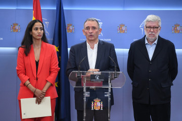 Archivo - (I-D) La diputada de Sumar, Tesh Sidi; el portavoz parlamentario de Izquierda Unida, Enrique Santiago y el diputado de Sumar Agustín Santos, durante una rueda de prensa en el Congreso de lo