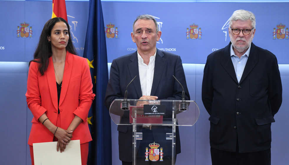 Archivo - (I-D) La diputada de Sumar, Tesh Sidi; el portavoz parlamentario de Izquierda Unida, Enrique Santiago y el diputado de Sumar Agustín Santos, durante una rueda de prensa en el Congreso de lo
