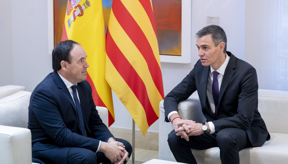 Archivo - El presidente del Gobierno, Pedro Sánchez (d), y el presidente de la Generalitat valenciana, Juanfran Pérez Llorca (i), durante una reunión, en el Palacio de La Moncloa, a 17 de diciembre