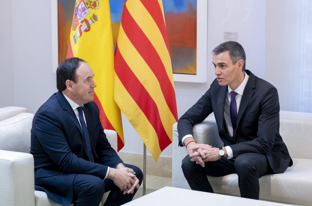 Archivo - El presidente del Gobierno, Pedro Sánchez (d), y el presidente de la Generalitat valenciana, Juanfran Pérez Llorca (i), durante una reunión, en el Palacio de La Moncloa, a 17 de diciembre de 2025, en Madrid (España).