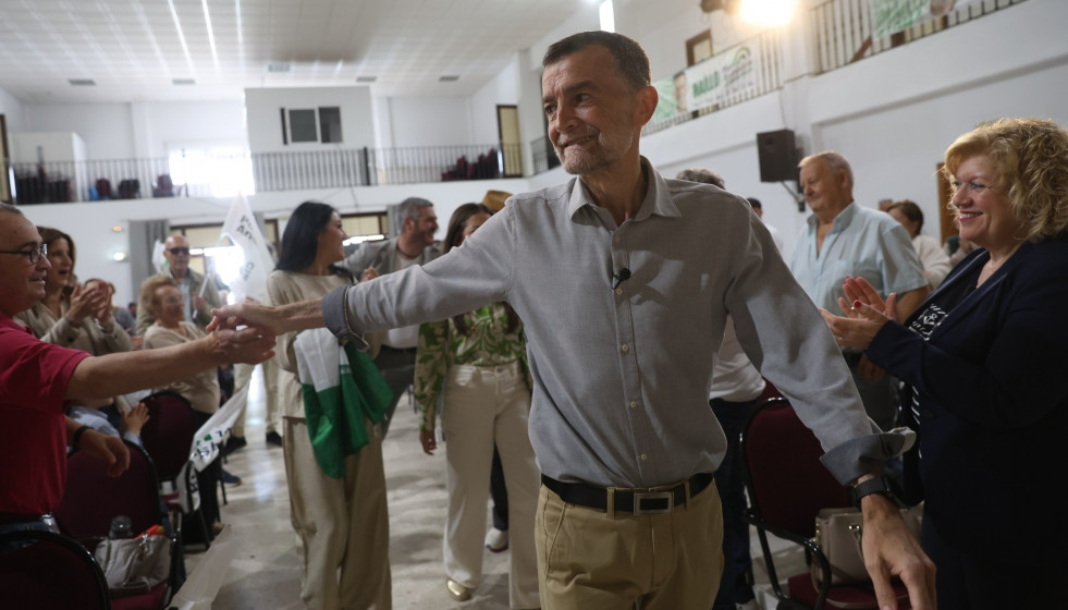 El candidato de la coalición Por Andalucía a la Presidencia de la Junta de Andalucía, Antonio Maíllo, en Fuentes de Andalucía.