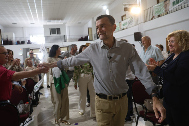 El candidato de la coalición Por Andalucía a la Presidencia de la Junta de Andalucía, Antonio Maíllo, en Fuentes de Andalucía.