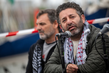El directivo de GSF, Saif Abukeshek, durante la rueda de prensa de la Global Sumud Flotilla (GSF) antes de partir a Gaza