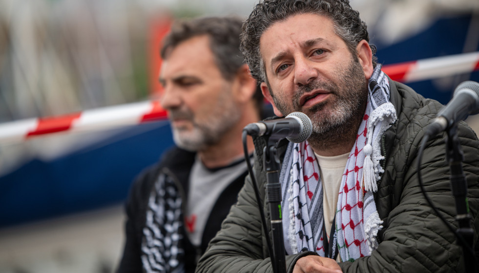 El directivo de GSF, Saif Abukeshek, durante la rueda de prensa de la Global Sumud Flotilla (GSF) antes de partir a Gaza