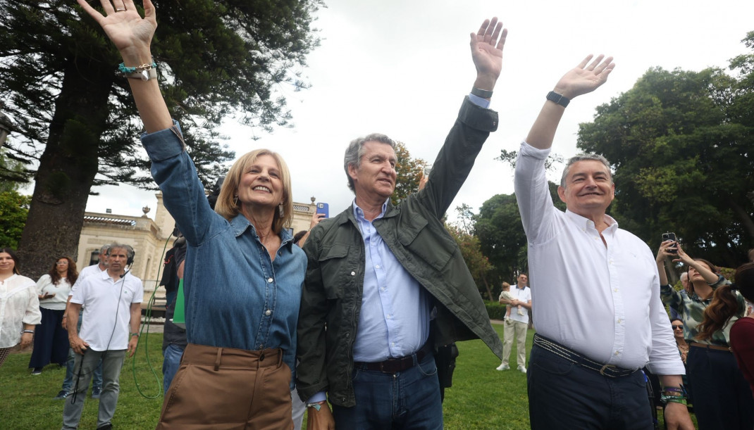 El presidente del PP, Alberto Núñez Feijóo, flanqueado por la alcaldesa de Jerez, María José García Pelayo, y el cabeza de lista del PP por Cádiz y consejero de Sanidad, Antonio Sanz.