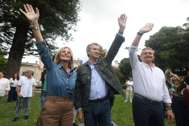 El presidente del PP, Alberto Núñez Feijóo, flanqueado por la alcaldesa de Jerez, María José García Pelayo, y el cabeza de lista del PP por Cádiz y consejero de Sanidad, Antonio Sanz.