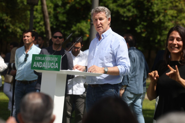 El presidente del PP, Alberto Núñez Feijóo, en un mitin en Jerez de la Frontera (Cádiz) con motivo de las elecciones andaluzas del próximo 17M.