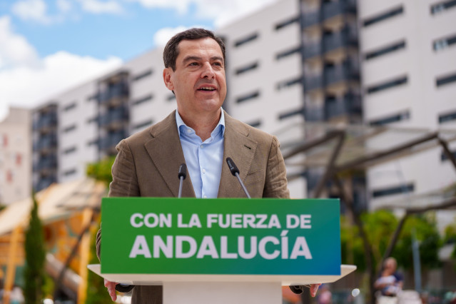 El presidente del PP de Andalucía y candidato a la reelección como presidente de la Junta, Juanma Moreno visita la Hermandad de la Virgen de Valme. A 3 de mayo de 2026 en Dos Hermanas, Sevilla (Andaluacía, España). El presidente del PP de Andalucía y cand