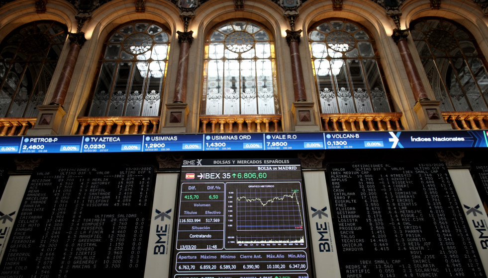 Archivo - Paneles de la Bolsa Española.