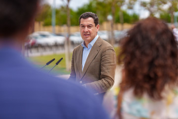 El presidente del PP de Andalucía y candidato a la reelección como presidente de la Junta, Juanma Moreno visita la Hermandad de la Virgen de Valme. A 3 de mayo de 2026 en Dos Hermanas, Sevilla (Anda