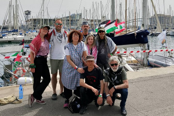 La activista Sandra Garrido (en el centro), junto al resto de integrantes de la delegación gallega de la Global Summud Flotilla.