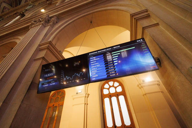 Archivo - Un panel del Ibex 35 en el Palacio de la Bolsa.