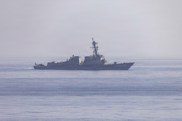 Un destructor de la Armada de Estados Unidos desplegado en la misión de bloqueo del estrecho de Ormuz emprendida por Washington