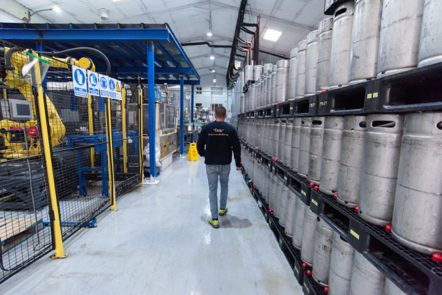 Archivo - Varios tanques de cervezas en la fábrica La Cibeles, a 25 de marzo de 2022, en Madrid (España). Son numerosos los sectores que se están viendo afectados por la huelga de transportistas a nivel nacional. Uno de ellos es el de las fábricas de cerv