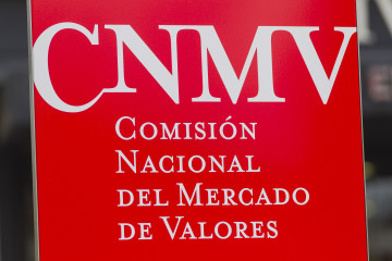 Archivo - Fachada de la Comisión Nacional del Mercado de Valores.