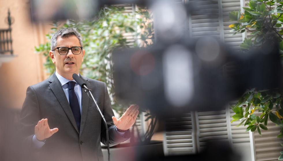 El ministro de la Presidencia, Justicia y Relaciones con las Cortes, Félix Bolaños, atiende a los medios de comunicación, en el Palacio de Parcent, a 4 de mayo de 2026, en Madrid (España).